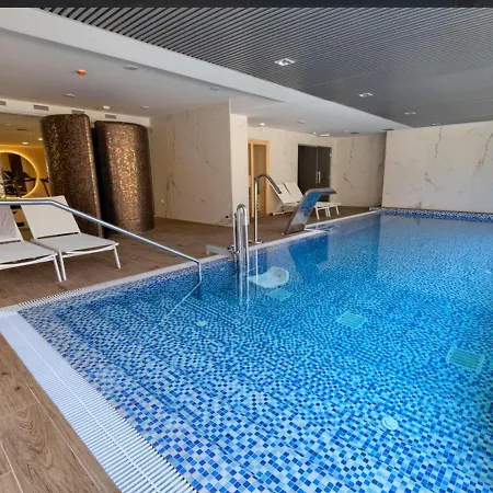 Oasis 325 Cronos Homes מלון