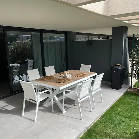Oasis 325 Cronos Homes מלון